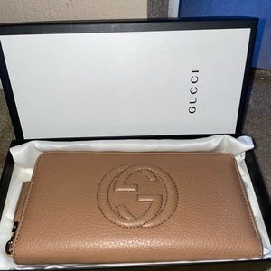 New Gucci Soho Leather tan zippy Wallet